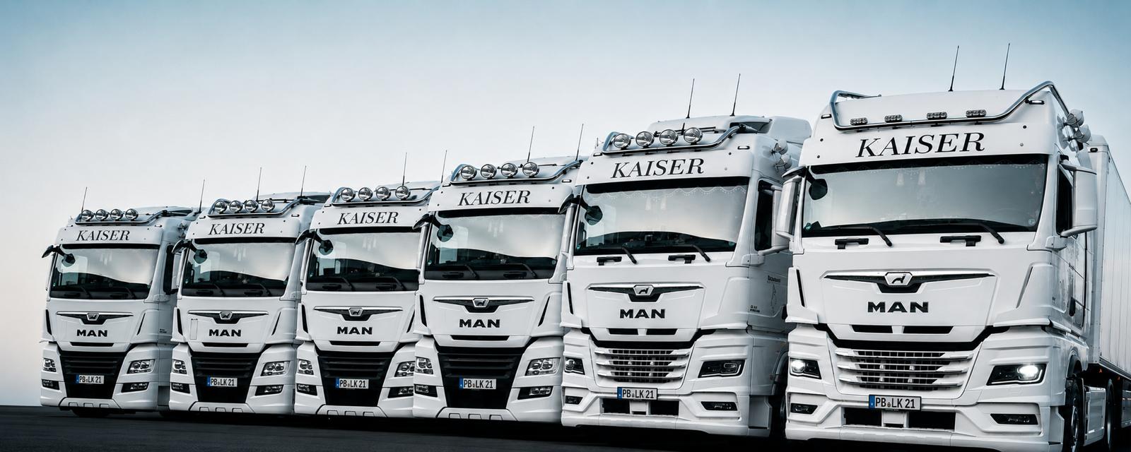 Weiße Lkw des Fuhrparks der Kaiser Spedition