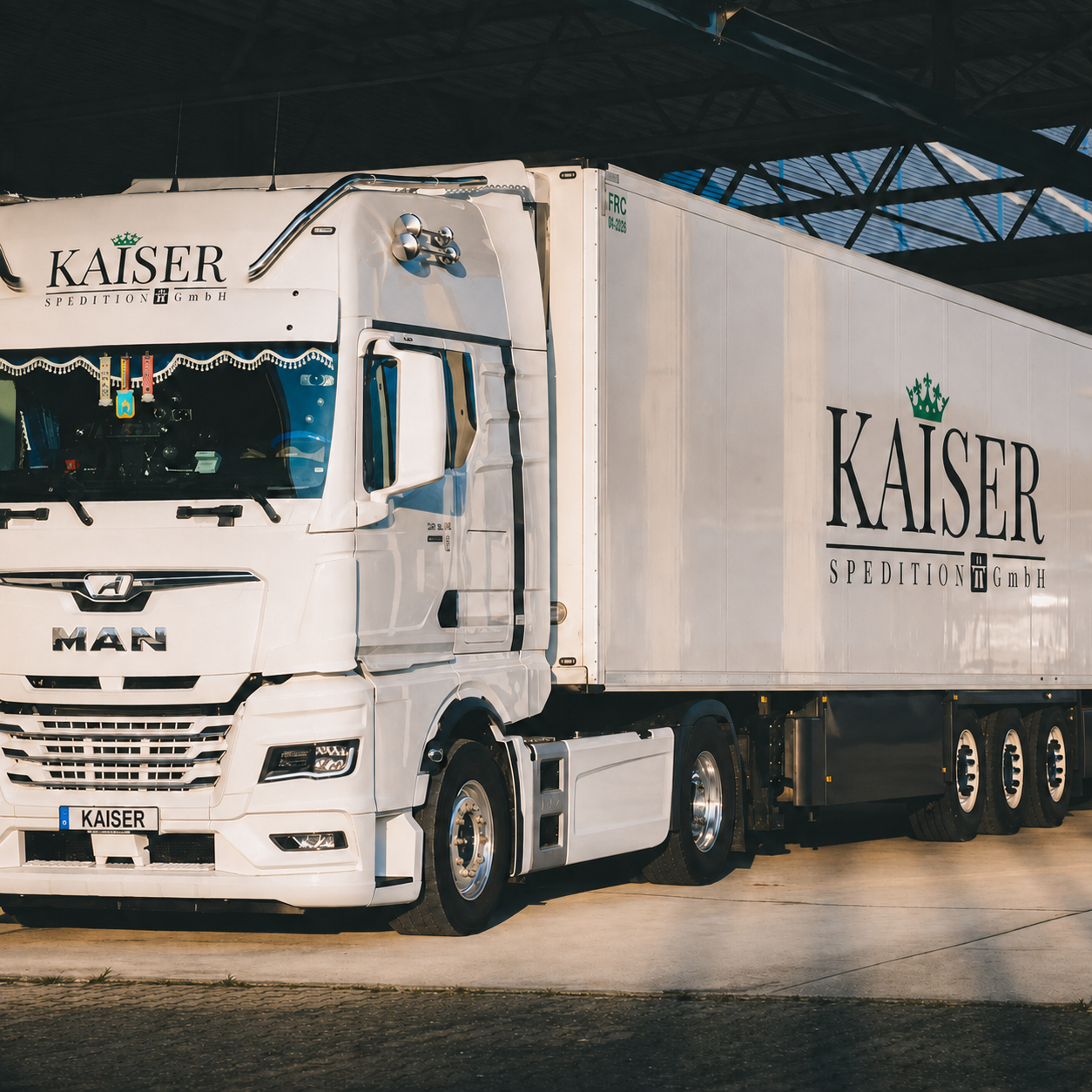 Kaiser Sattelzug in der Fahrzeughalle